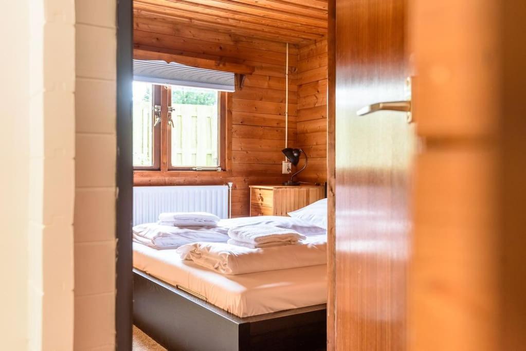 Spacious Wooden Cottage With Infra-Red Sauna At Veluwe Putten Eksteriør bilde
